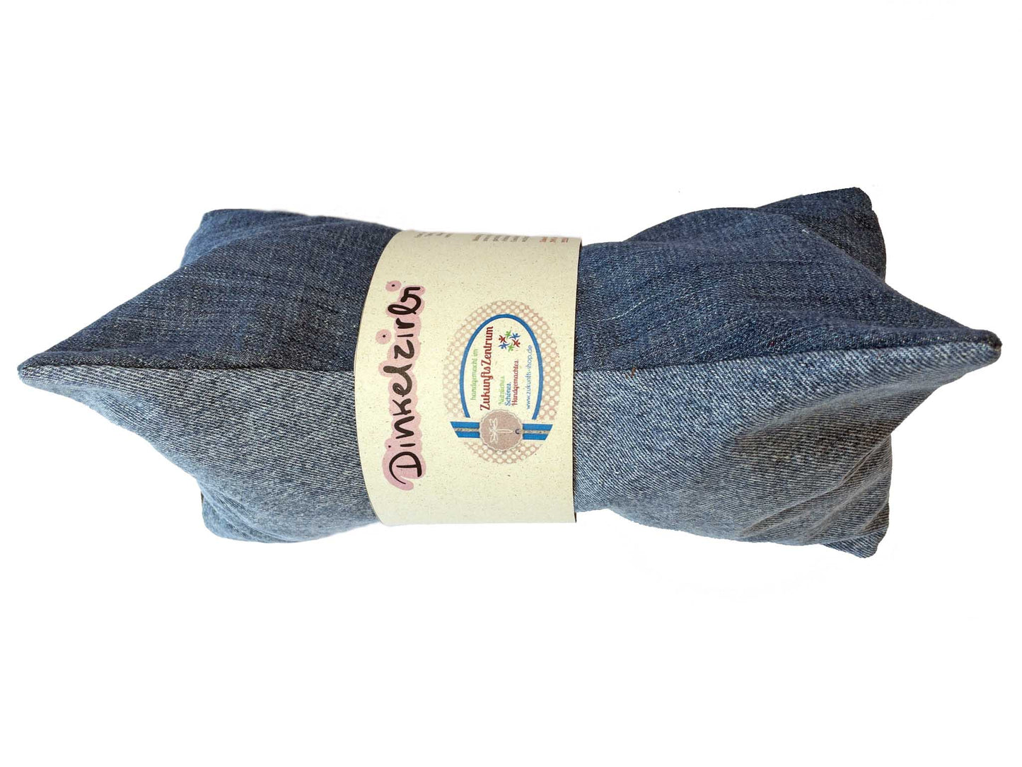 Mit dem Dinkelzirbi kannst du dich nachhaltig gemütlich mit einem guten Buch zurücklegen. Handgenäht aus recycelten Jeans und gefüllt mit Dinkelspreu sowie Zirbelflocken kann die Lesestunde mit dem etwas anderen Leseknochen ökologisch sinnvoll starten. Du bist eher der Tablet- und Smartphone-Typ? Keine Sorge, unser Leseknochen verurteilt nicht und freut sich über analoge und digitale Geschichten aller Art. Lege den Leseknochen zur Stütze unter Deinen Kopf oder nutze ihn, um entspannt dein Telefon darauf ab