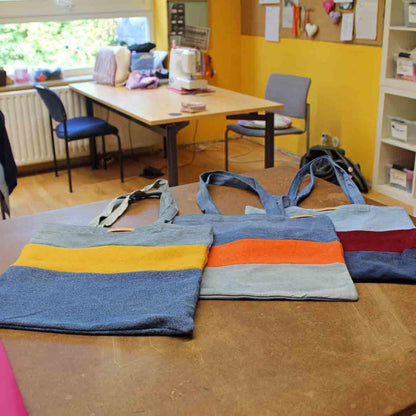 Jeanstaschen aus recyceltem Jeansmaterial